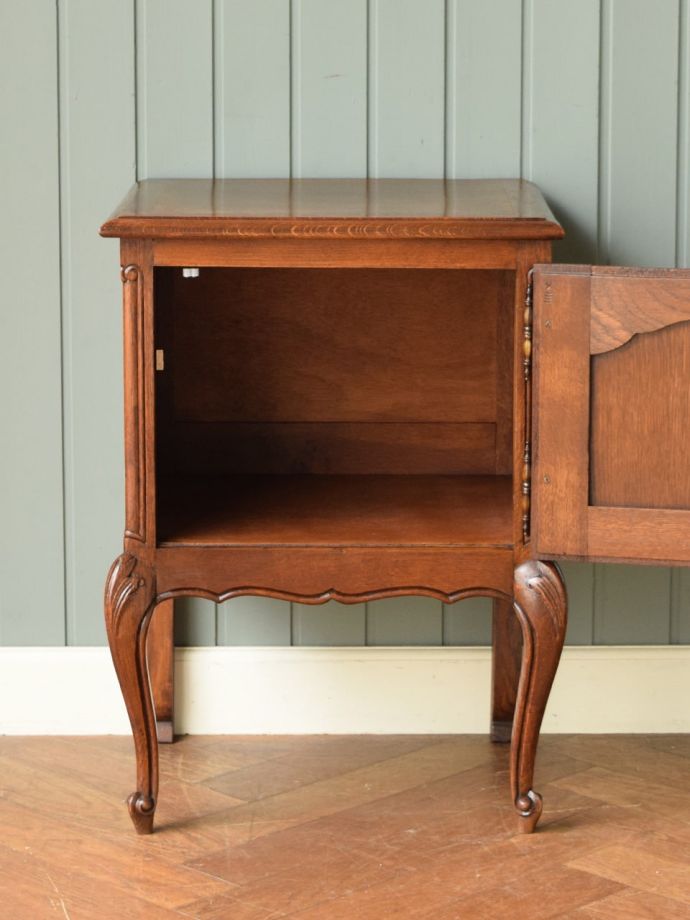 アンティークのサイドキャビネットの扉の中