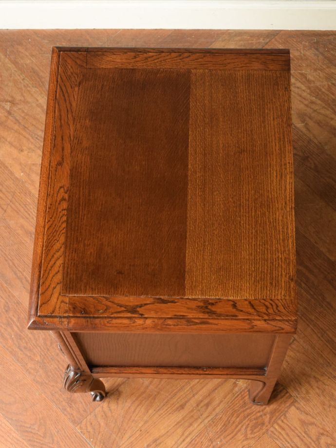 アンティークのサイドキャビネットの天板