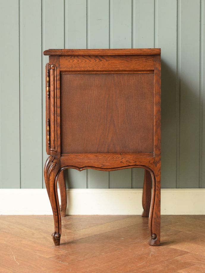 サイドキャビネットの側面