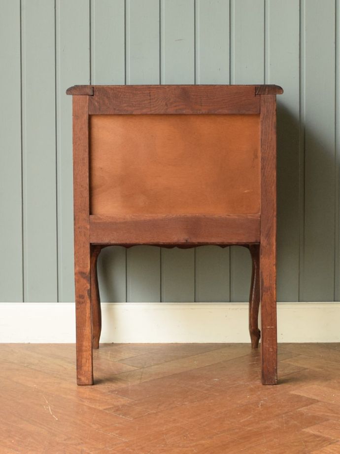 サイドキャビネットの後ろ姿