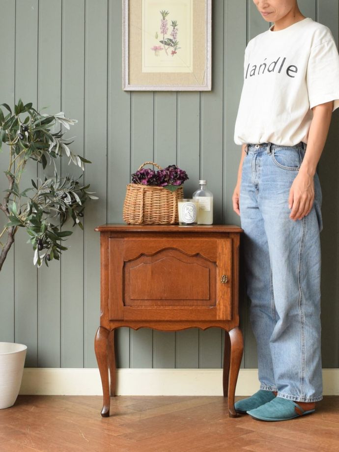 フランスの優雅なサイドキャビネット