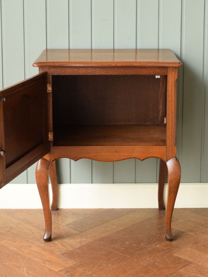 アンティークのサイドキャビネットの扉の中