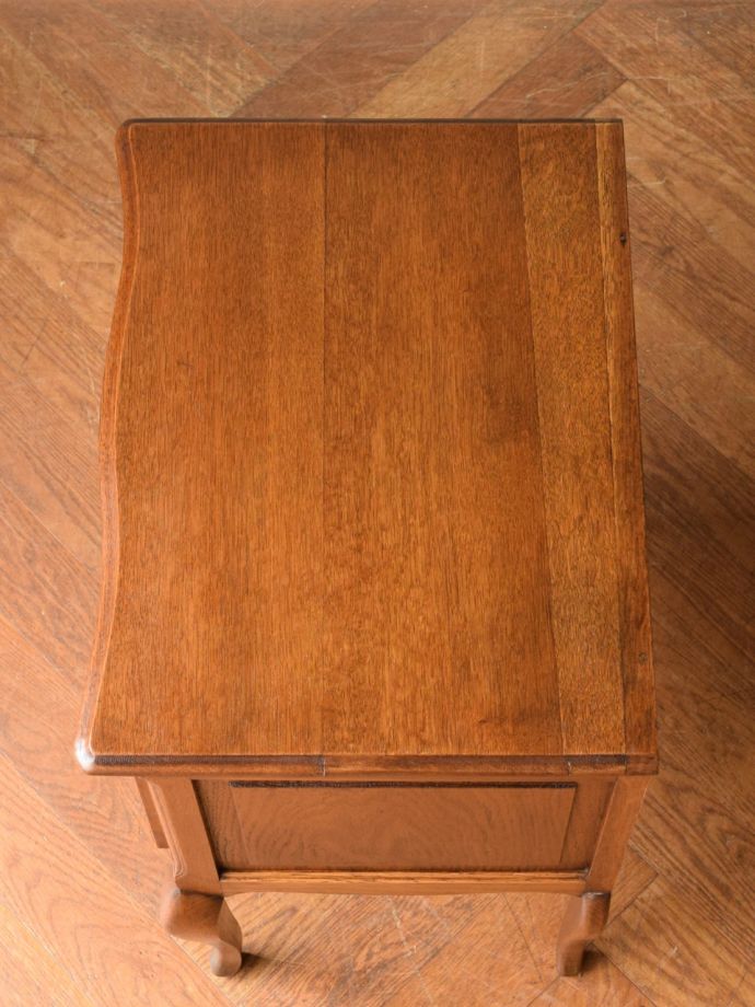 アンティークのサイドキャビネットの天板