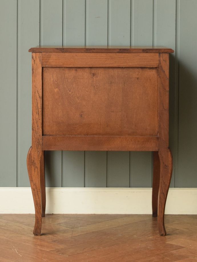 サイドキャビネットの後ろ姿