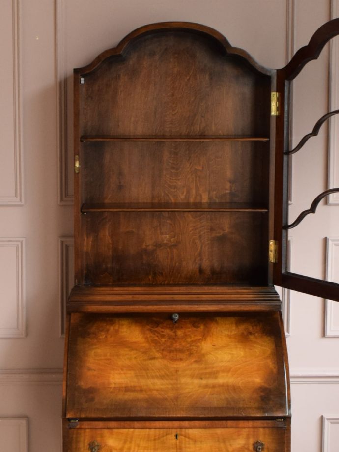 ビューローキャビネットの扉の中