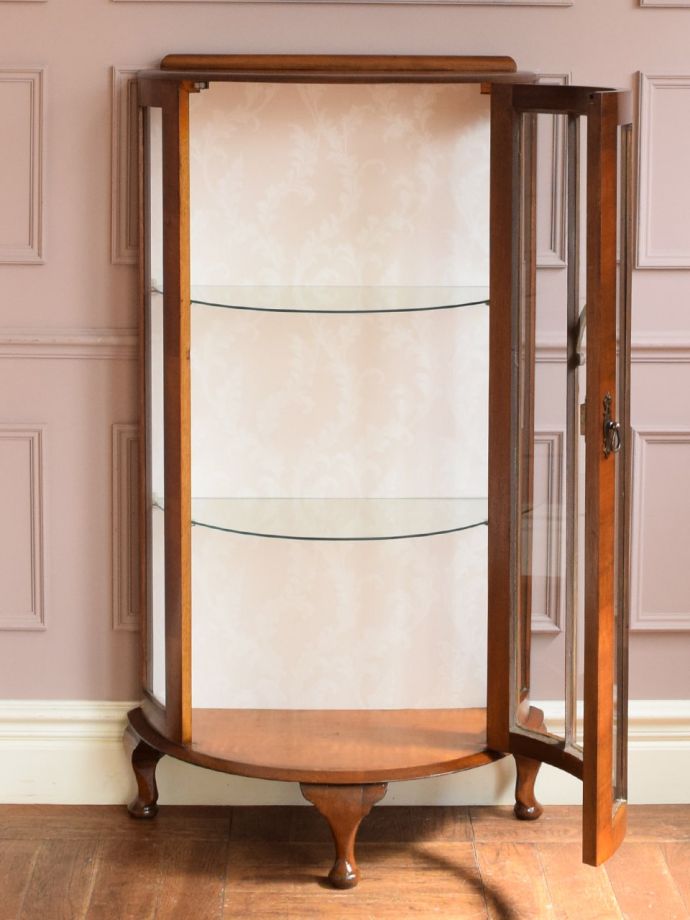 ガラスキャビネットの扉の中