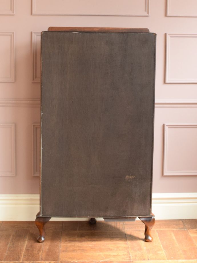 キャビネットの後ろ姿