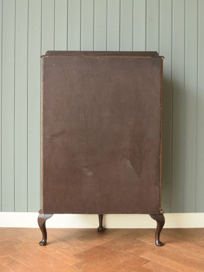 キャビネットの後ろ姿