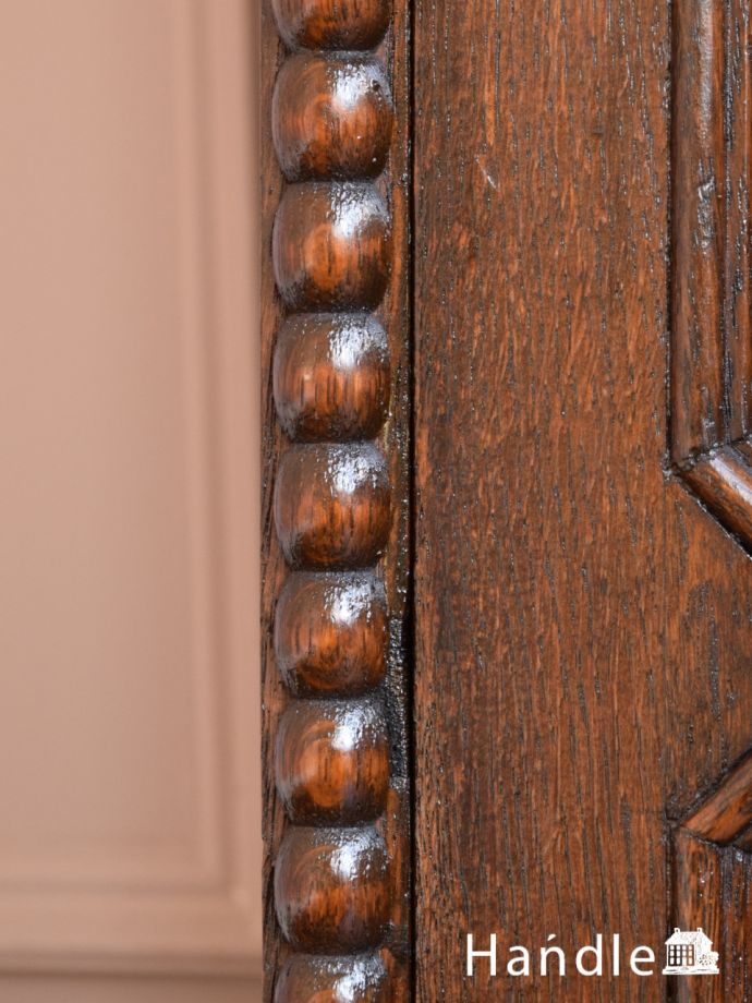 英国アンティーク家具らしい装飾