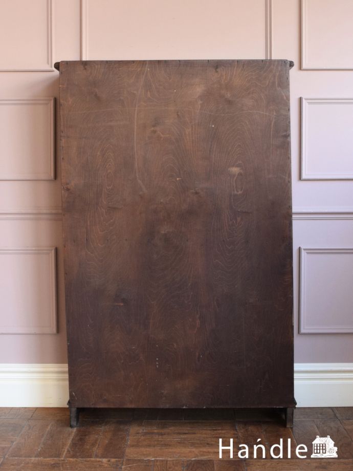 キャビネットの後ろ姿