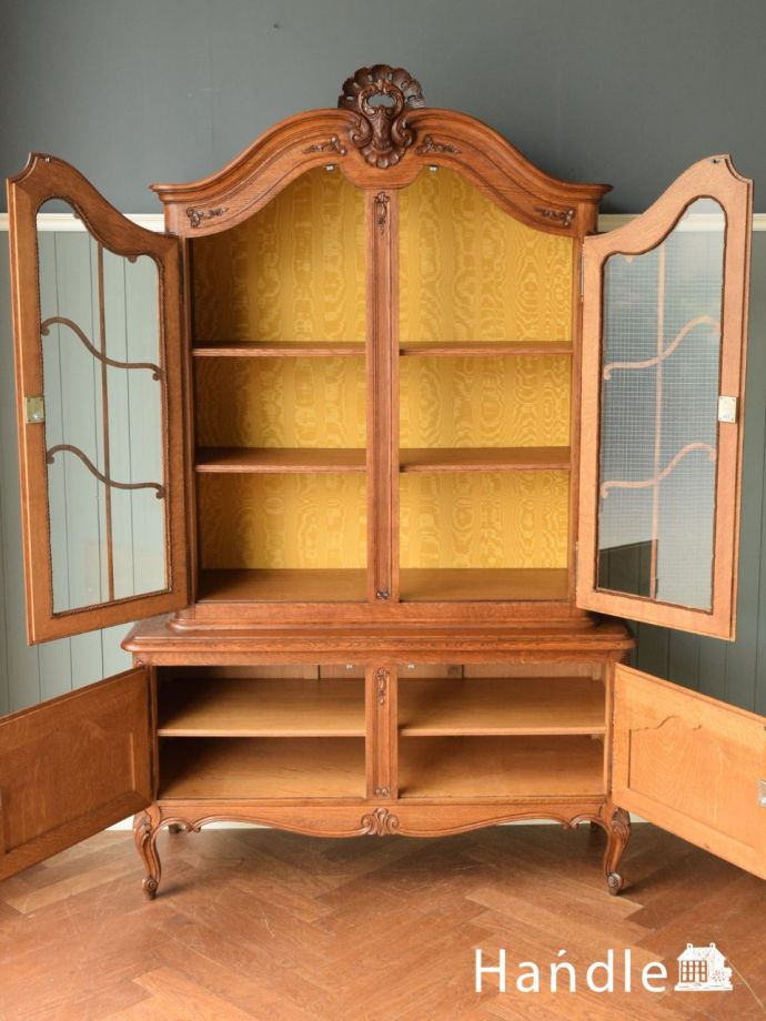 アンティークのキャビネットの扉の中