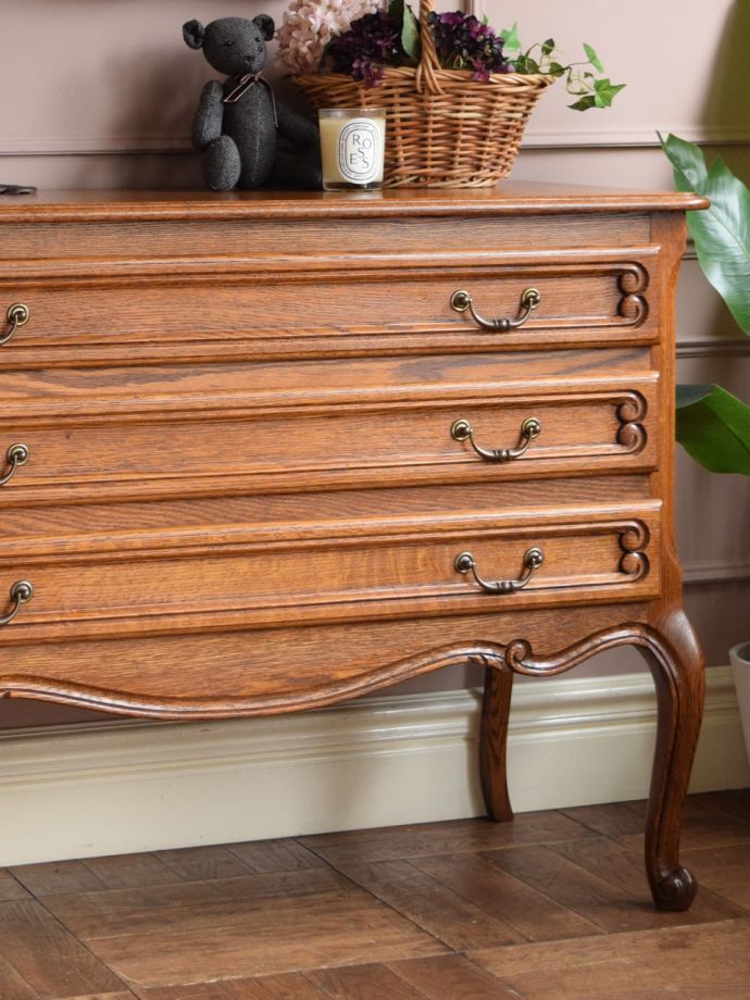 フランスの家具らしい美しいフォルム