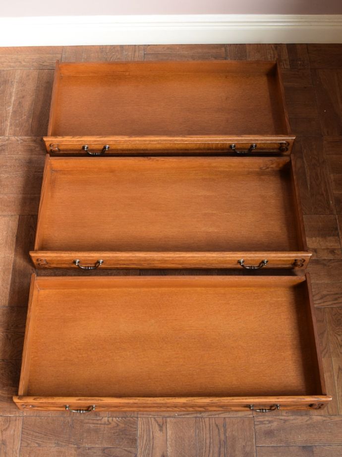 アンティークチェストの引き出しの中