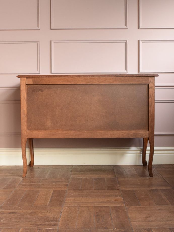 チェストの後ろ姿