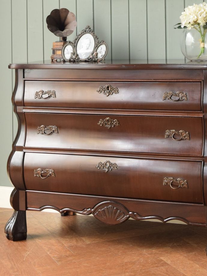 アンティークのコモードの魅力