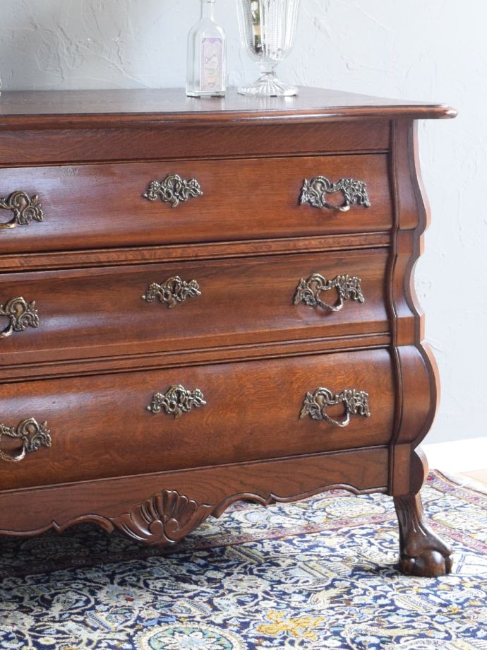 アンティークのコモードの魅力