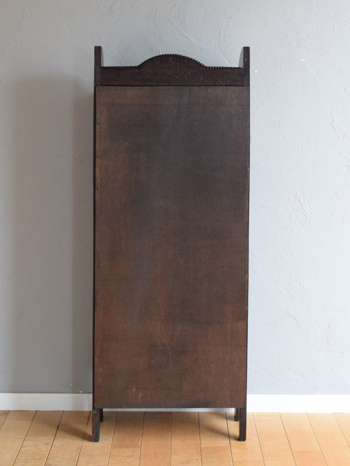 オープンシェルフの後ろ姿