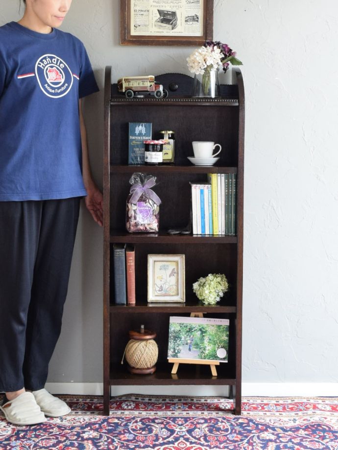 アンティークのオープンシェルフ