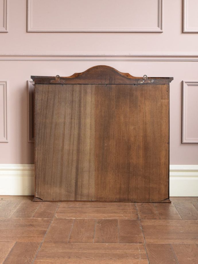 キャビネットの後ろ姿