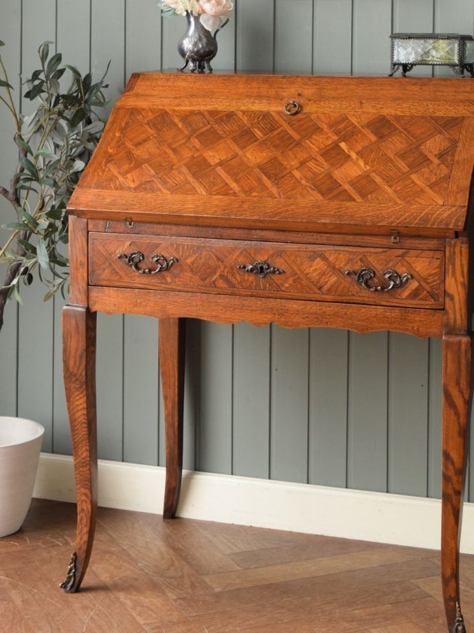 アンティーク家具らしさが漂うビューロー