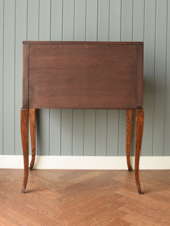 ビューローの後ろ姿