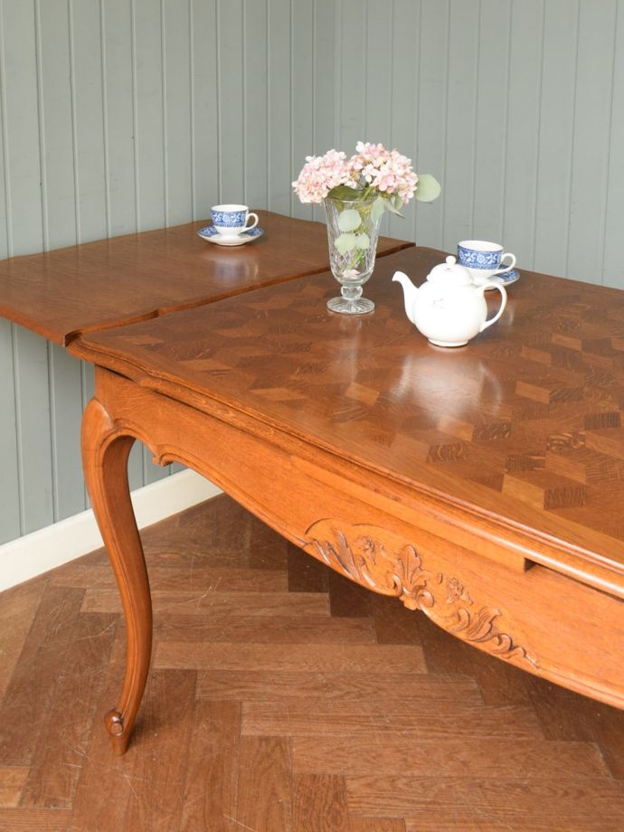 フランスの家具らしい美しい猫脚