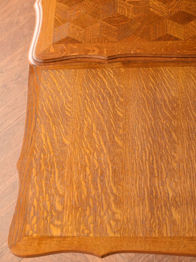 美しいパーケットリーのダイニングテーブル