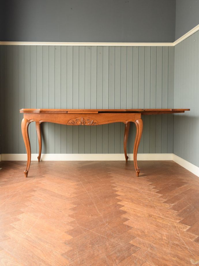 伸長式テーブルを片方開くと