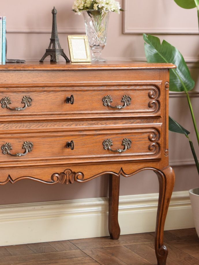 フランスの家具らしい美しいフォルム