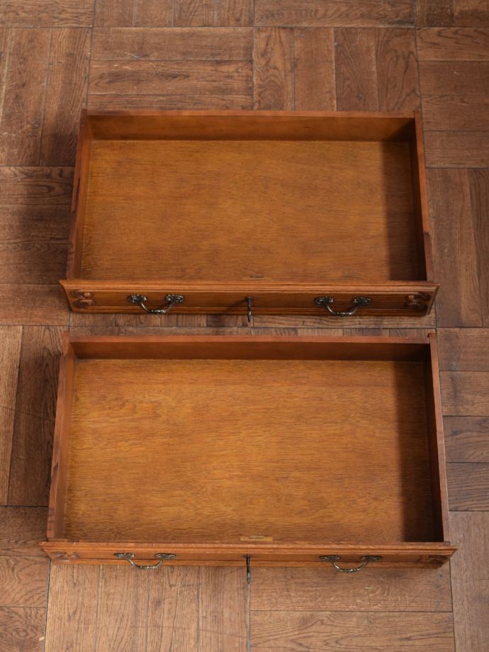 アンティークチェストの引き出しの中