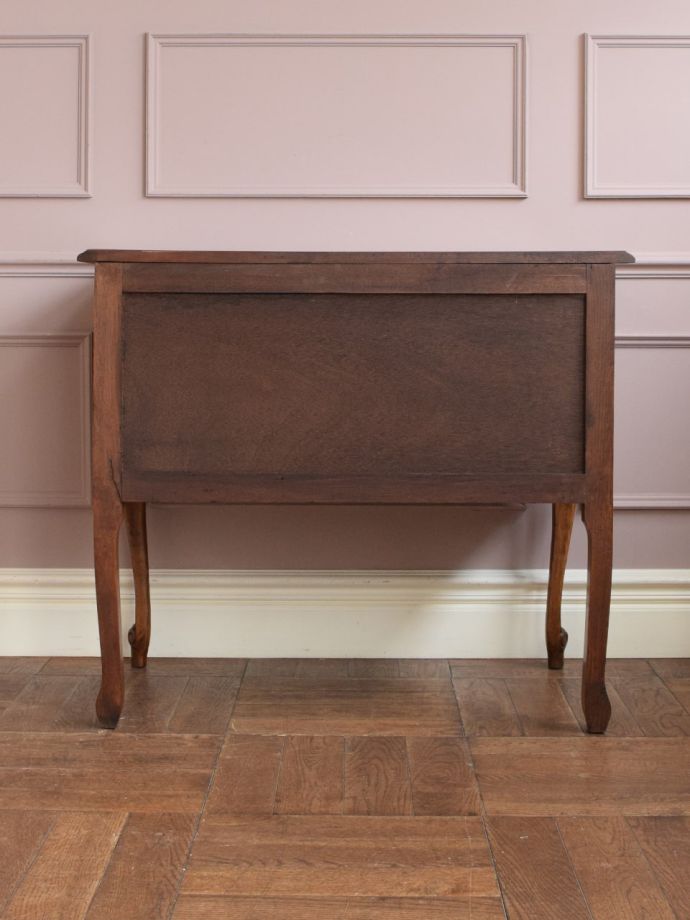 チェストの後ろ姿