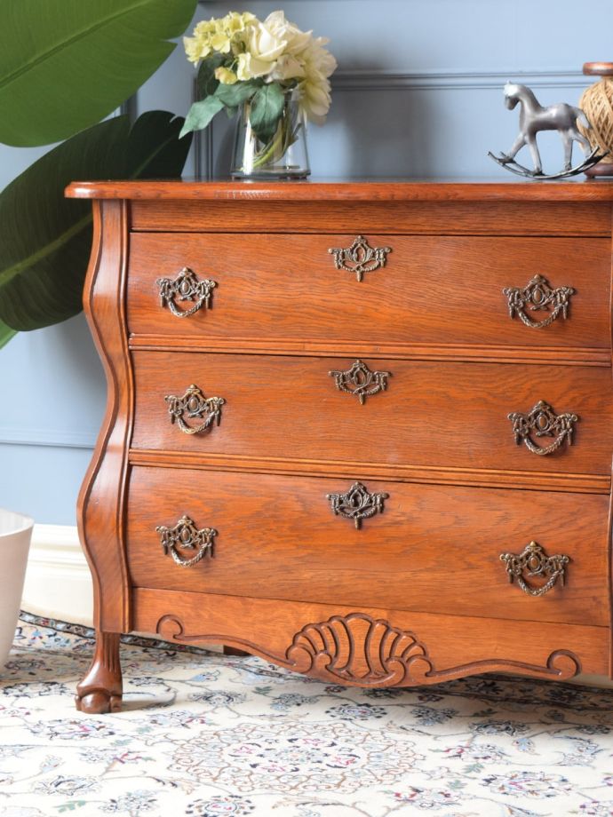 アンティークのコモードの魅力