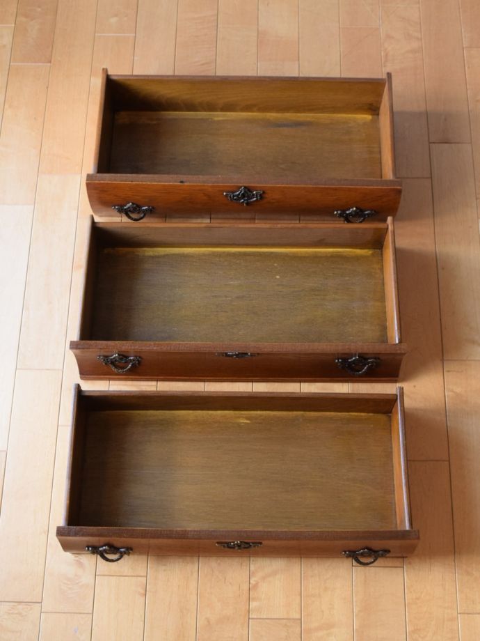 フランスのチェストの引き出しの中