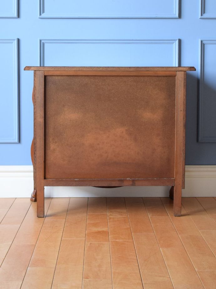 チェストの後ろ姿