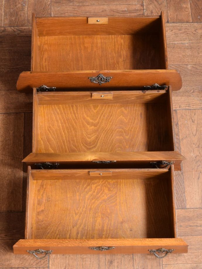 フランスのチェストの引き出しの中