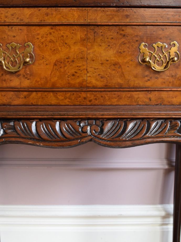 英国アンティーク家具らしい装飾