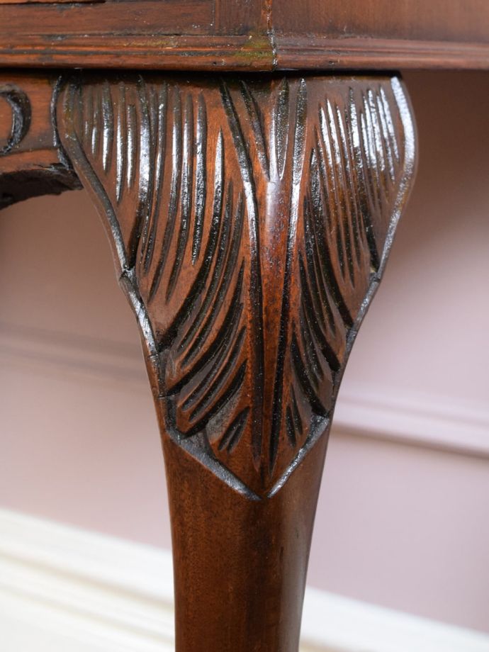 ビューローの華やかな装飾