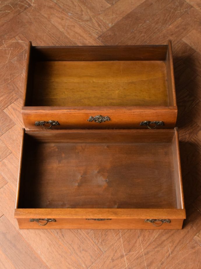 フランスのチェストの引き出しの中