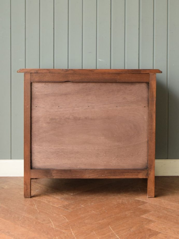 チェストの後ろ姿