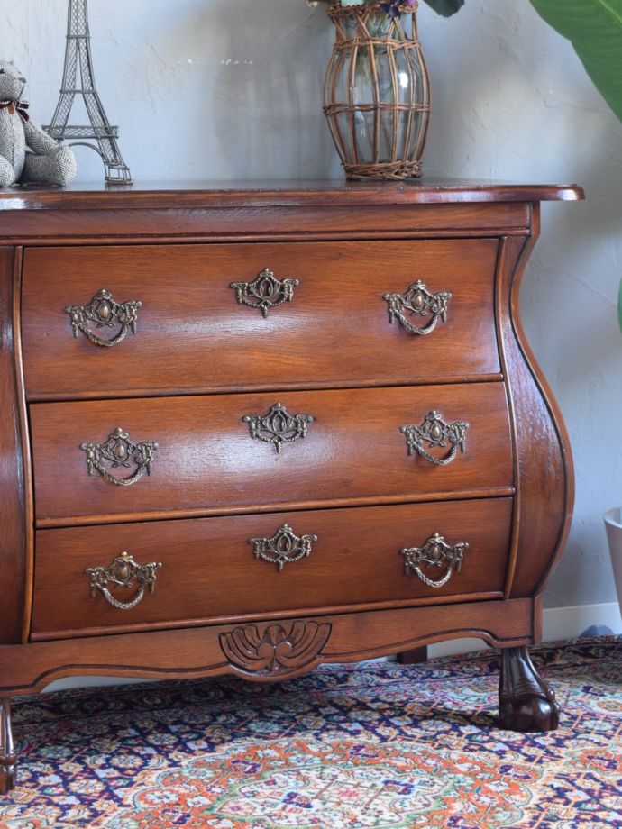 アンティークのコモードの魅力