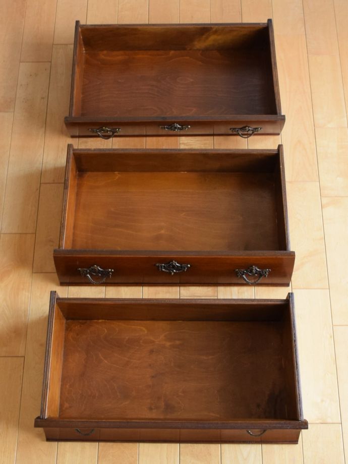 フランスのチェストの引き出しの中