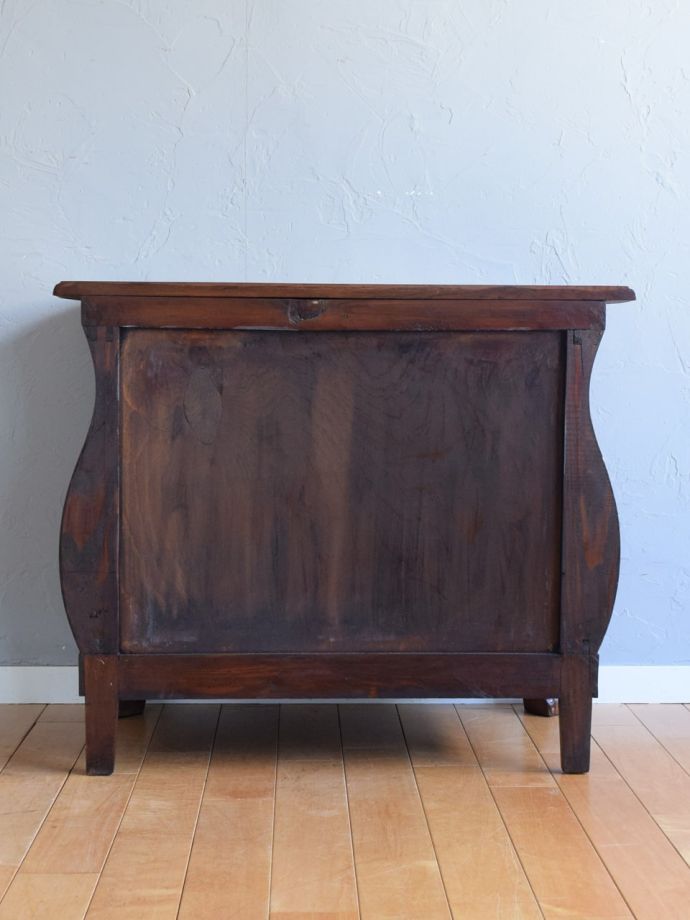 チェストの後ろ姿