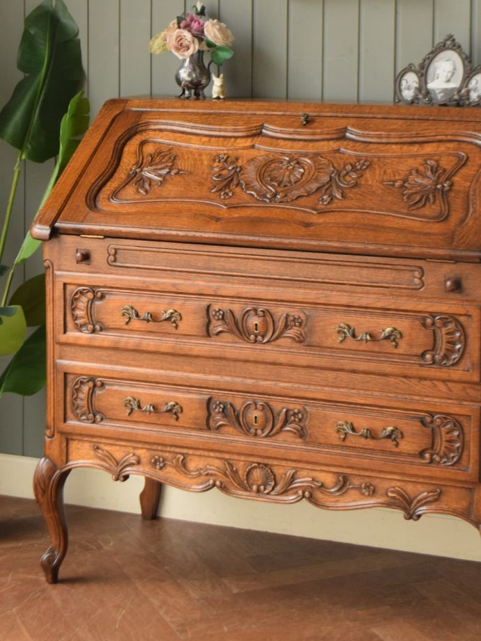 フランスのアンティークらしい美しい彫