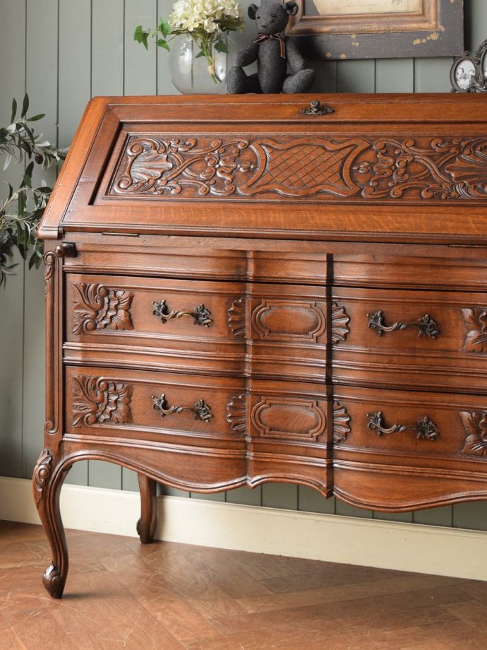 フランスのアンティークらしい美しい彫