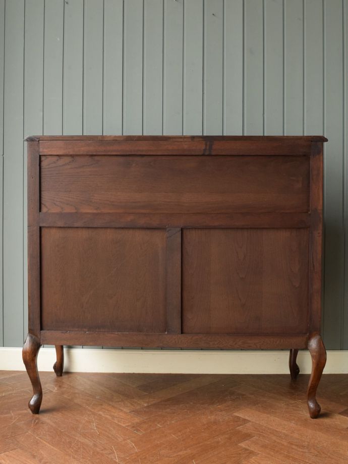 ビューローの後ろ姿