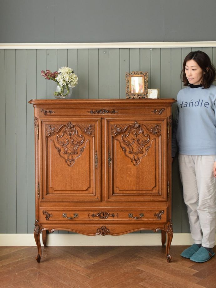 フランスの優雅なサイドボード