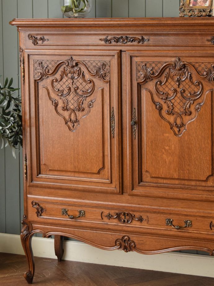 フランスのアンティークらしい美しい彫