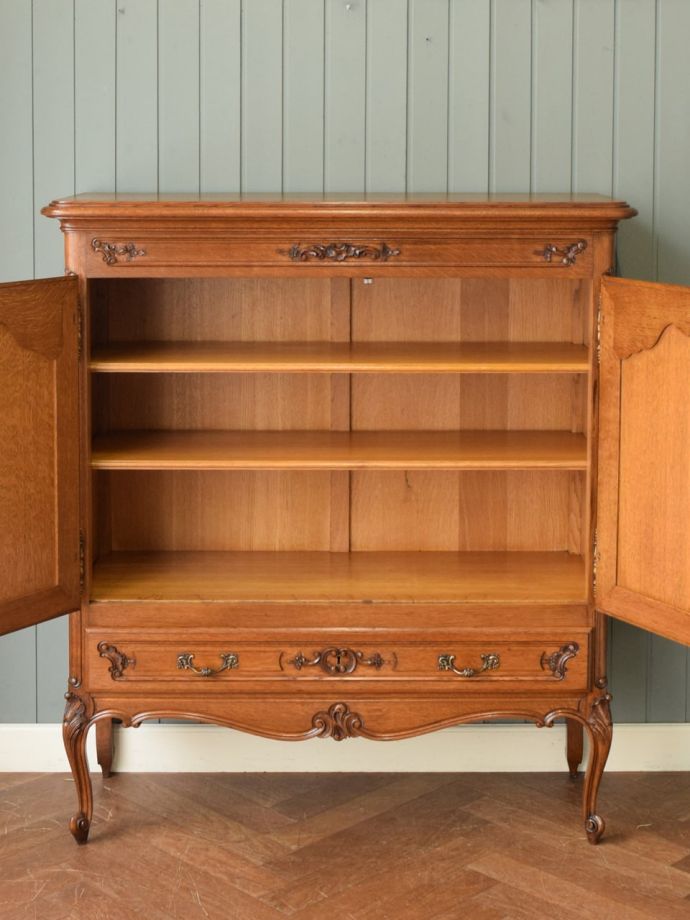 アンティークのサイドボードの扉の中