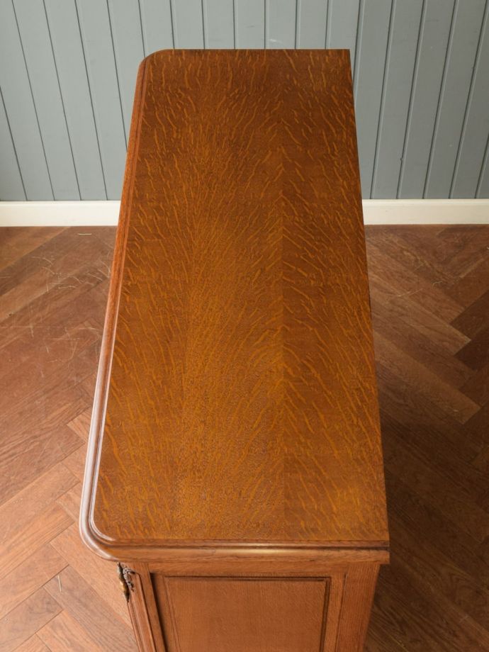 アンティークのサイドボードの天板