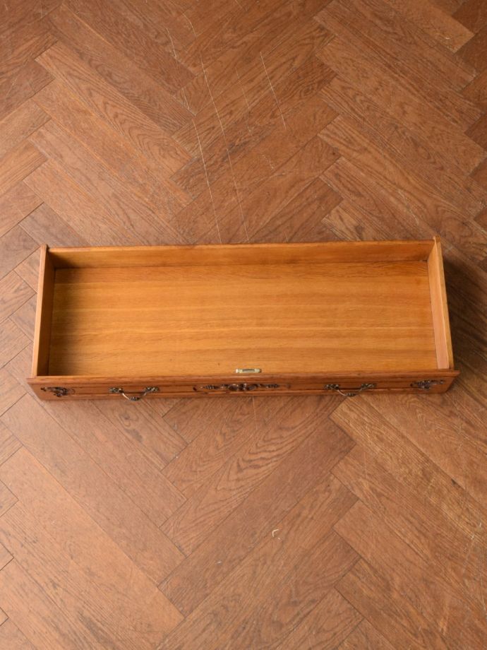 サイドボードの引き出しの中